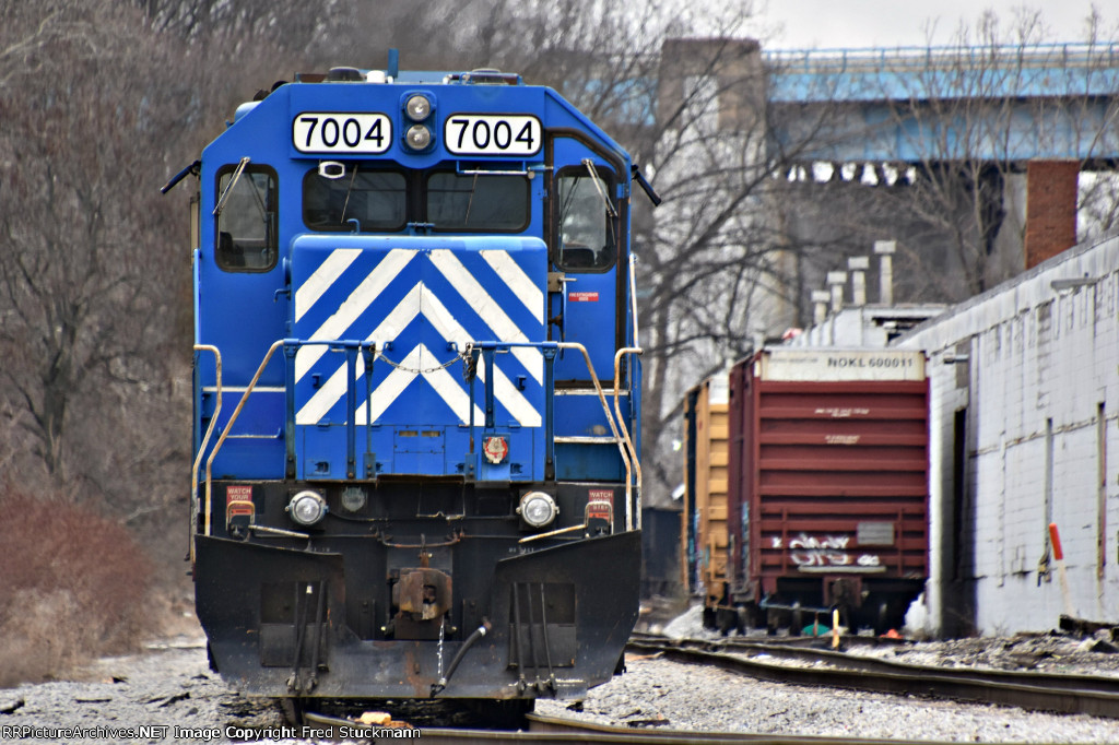 6 hours later the 7004 is back with a train of empties.